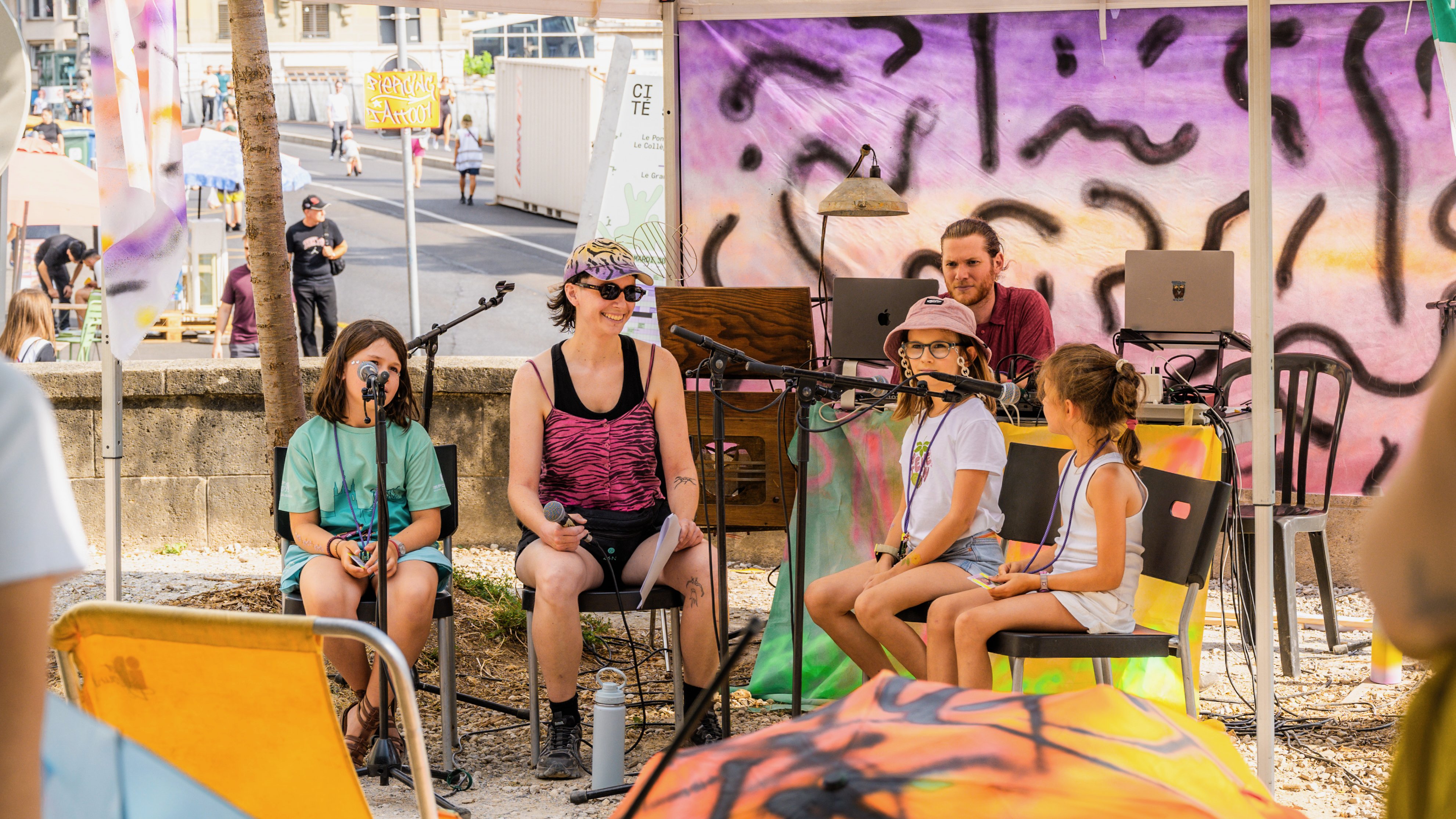 Les enfants animent l'émission de radio au Talus Curtat